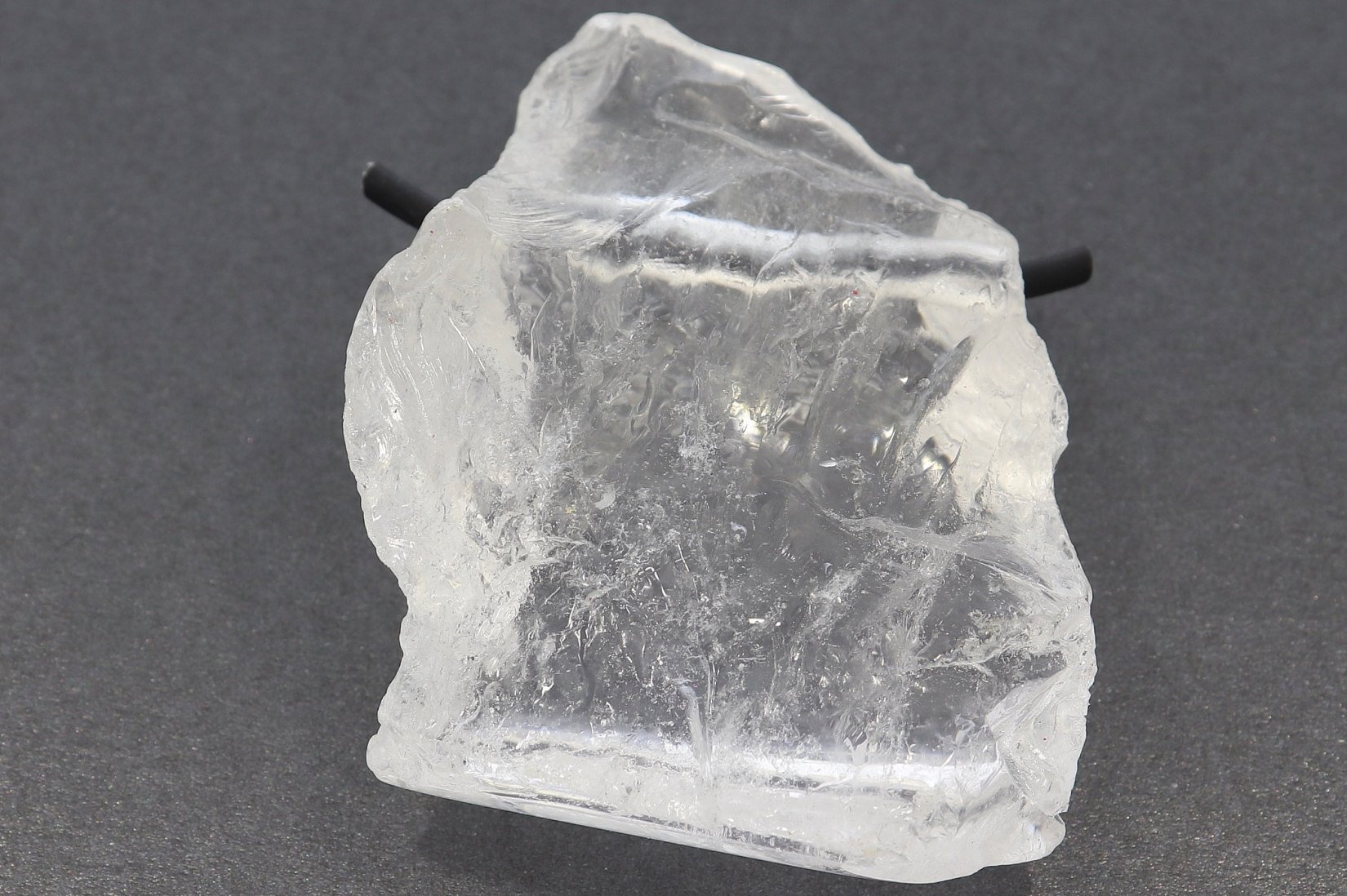 UNIKAT - Bergkristall Schmuck Rohstein teil poliert Anhänger gebohrt inkl. Lederband 40329