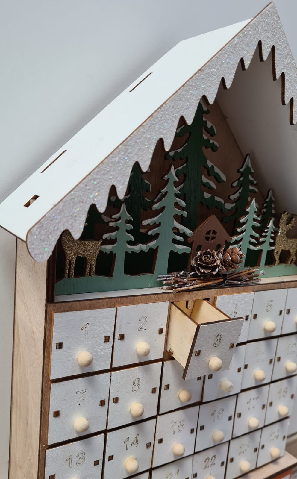 Adventskalender Holz gefüllt mit Lampe - Edelsteine Schatzkiste Sammelbuch & Sticker AK032