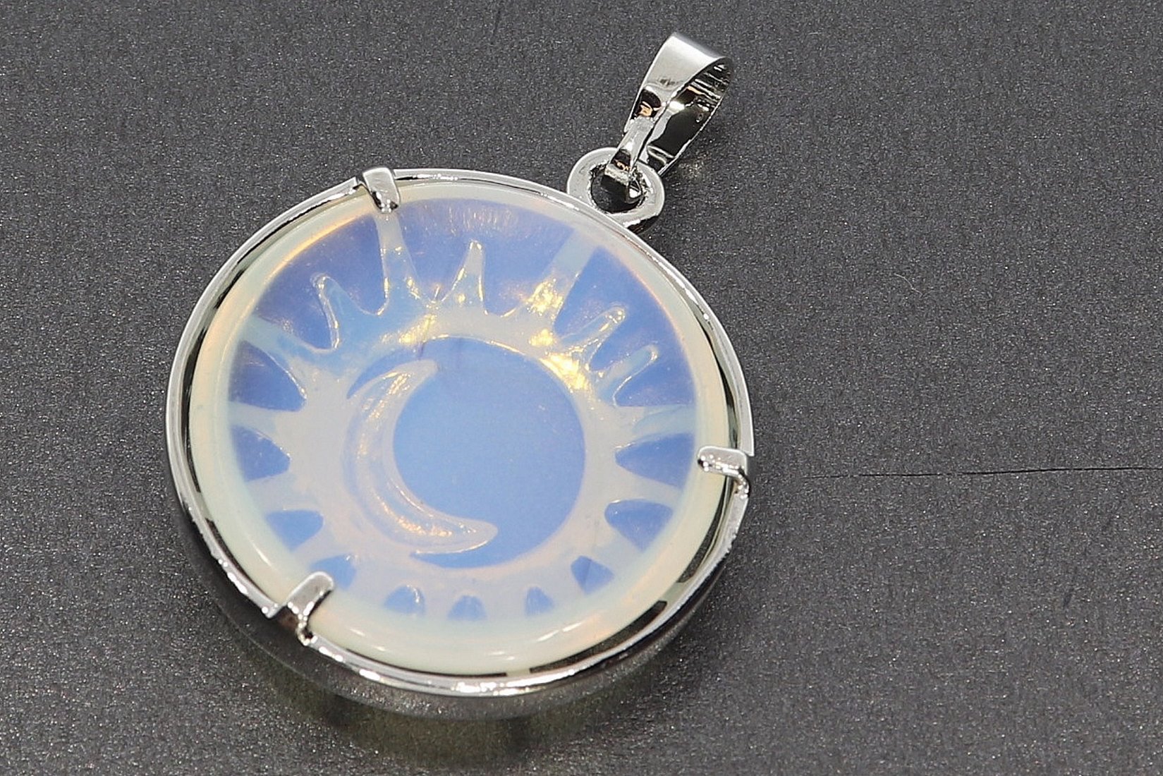 Opal Glas mit Sonne und Mond  - Schmuck Anhänger Silber farben HS773