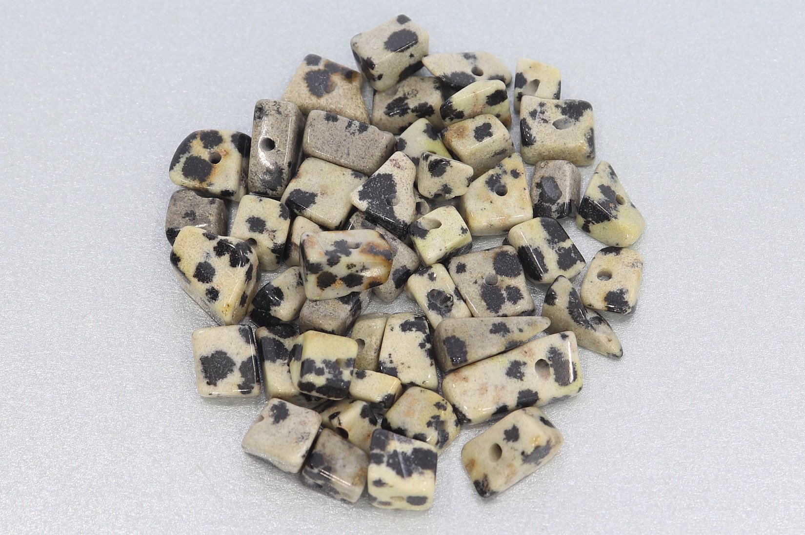 Dalmatiner Jaspis Edelstein Splitter gebohrt für Schmuck Herstellung OS153