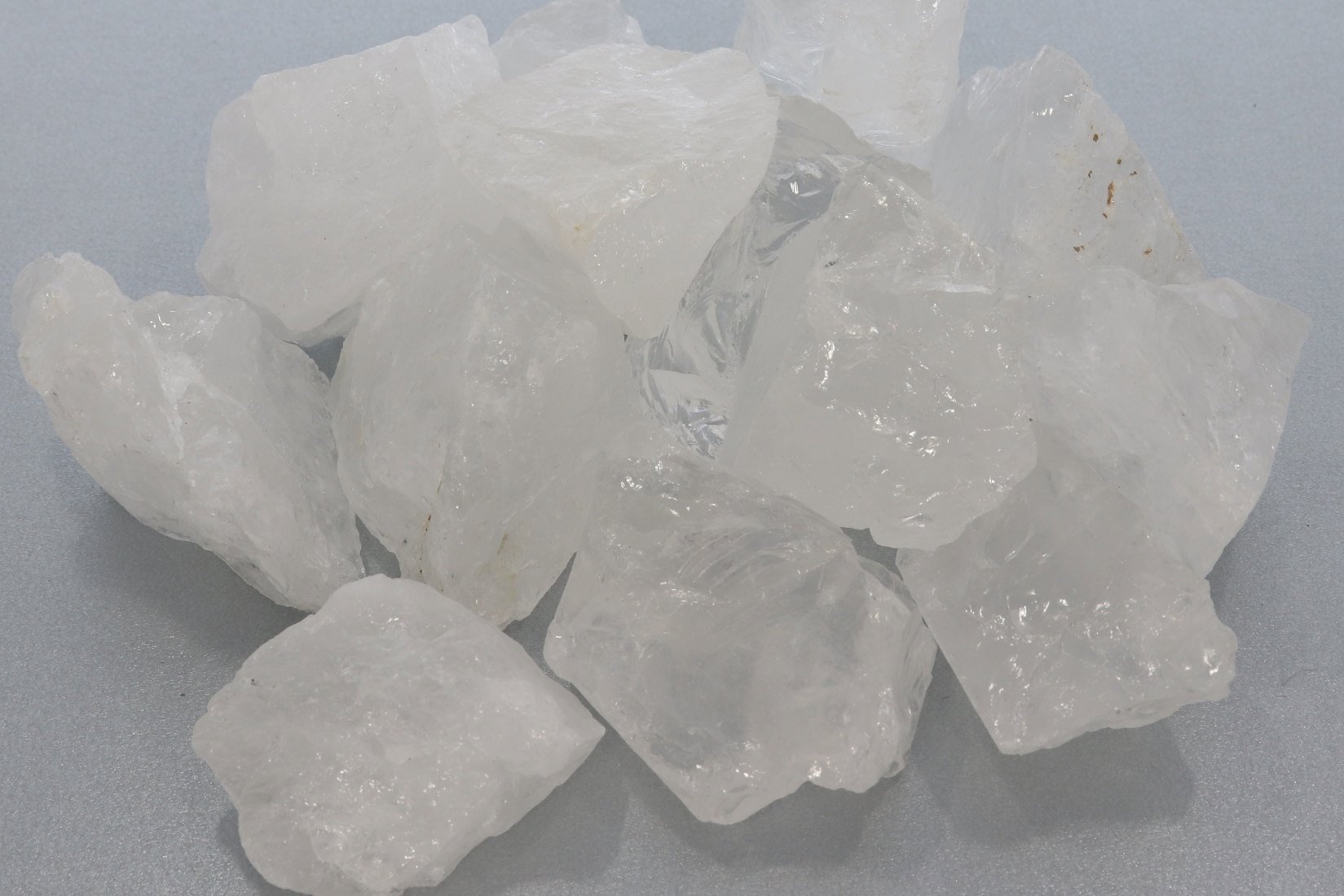 Bergkristall Rohsteine & Glaskaraffe  - Klarheit & Vitalität