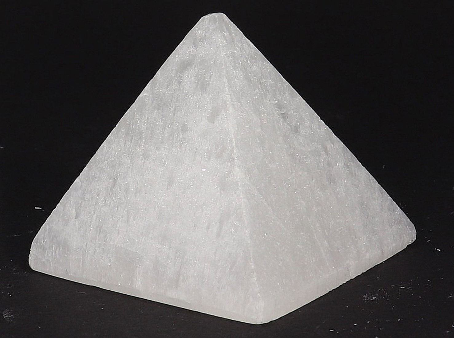 Selenit Figur Pyramide Dekoration Schutzstein ca. 40-45mm A167